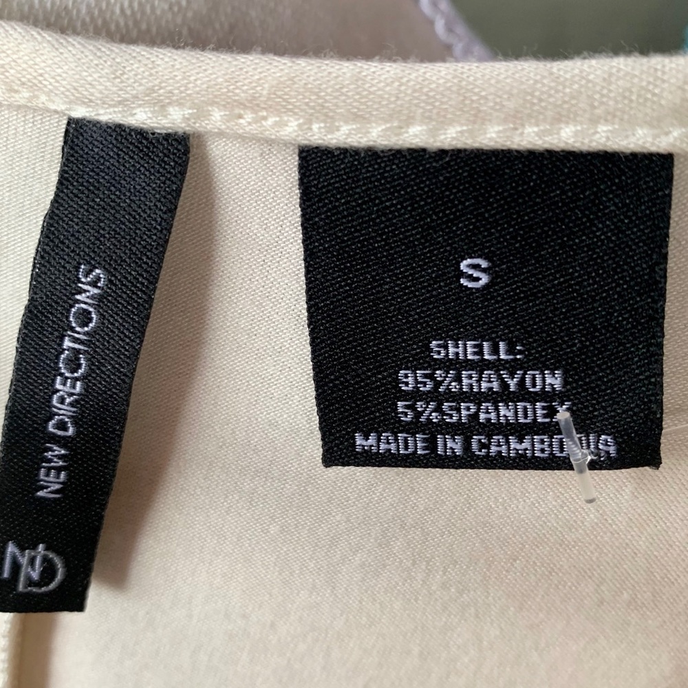 New Directions Cream Top w/Asymmetrical Hemline Sm - Picture 5 of 6